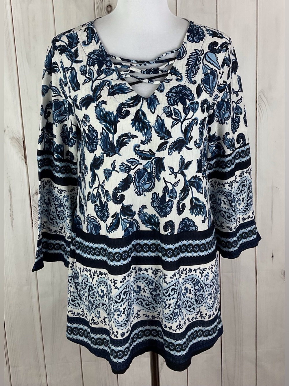 New Directions Top Women's Size M Blue White Floral Paisley Bell Sleeve Stretch